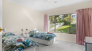 3 bedrooms, iron/ironing board, bed sheets