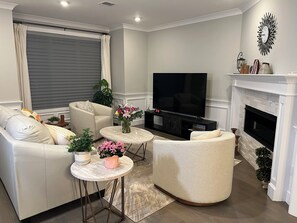 Smart TV, fireplace - Beautiful 3-Bedroom Home only 20 minutes away from New York (Palisades Park)