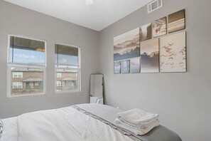 2 Schlafzimmer, Schreibtisch, Bügeleisen/Bügelbrett, Reisekinderbett