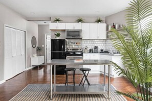 冷蔵庫、電子レンジ、オーブン、コンロ