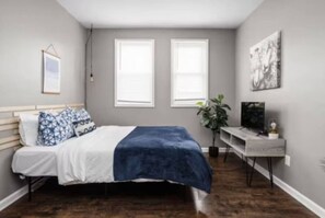 1 室のベッドルーム、デスク、アイロン / アイロン台、WiFi (無料)