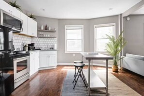 冷蔵庫、電子レンジ、オーブン、コンロ