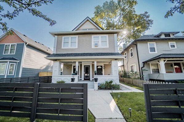 Exterior - Beautiful 1Bedroom Apt. with Spacious Living Room (Indianapolis)