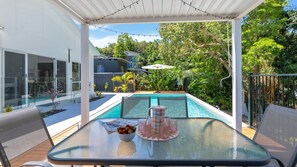 Outdoor dining - Belle Escape Mer-Sea (Trinity Beach)