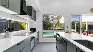 Kjøleskap, mikrobølgeovn, ovn og kokeplater