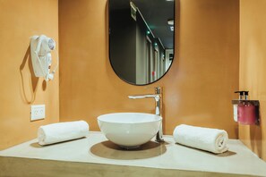 Douche, sèche-cheveux, serviettes fournies, savon