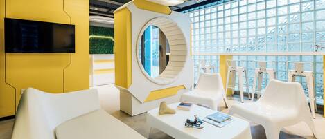 TV a schermo piatto 32 pollici con canali satellitari