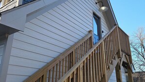 Une maison à deux étages avec un escalier en bois menant à l’étage supérieur.