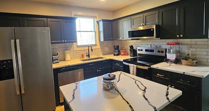 Charming 1-Bedroom Carriage House Near Marietta Square