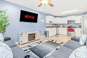 Smart TV, fireplace - ♥︎Spacious 3BR Home  Near SPI Beach & Restaurants♡ (Port Isabel)
