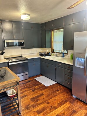 Refrigerador, microondas, horno y parrilla de estufa