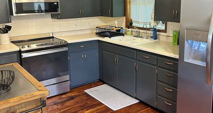 Charming 4-bedroom house with WiFi and AC in Hot Springs