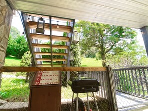 Terrace/patio - Cozy, Quiet and Private, Giant Jacuzzi Tub, 25 minutes to Asheville & Cherokee (Waynesville)