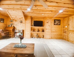 Interior - Cozy, Quiet and Private, Giant Jacuzzi Tub, 25 minutes to Asheville & Cherokee (Waynesville)