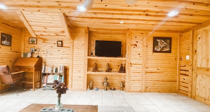 Cozy, Quiet and Private, Giant Jacuzzi Tub, 25 minutes to Asheville & Cherokee