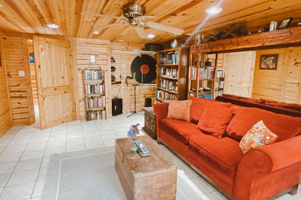 Smart-TV, peis og bøker