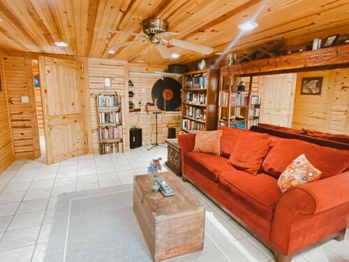 Cozy, Quiet and Private, Giant Jacuzzi Tub, 25 minutes to Asheville & Cherokee