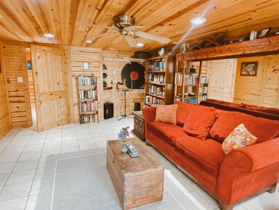 Cozy, Quiet and Private, Giant Jacuzzi Tub, 25 minutes to Asheville & Cherokee