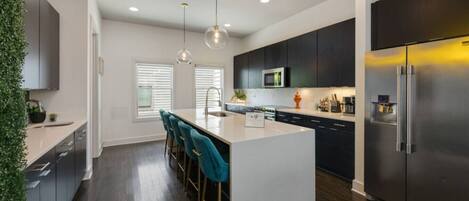 Kylskåp, mikrovågsugn, ugn och spishäll