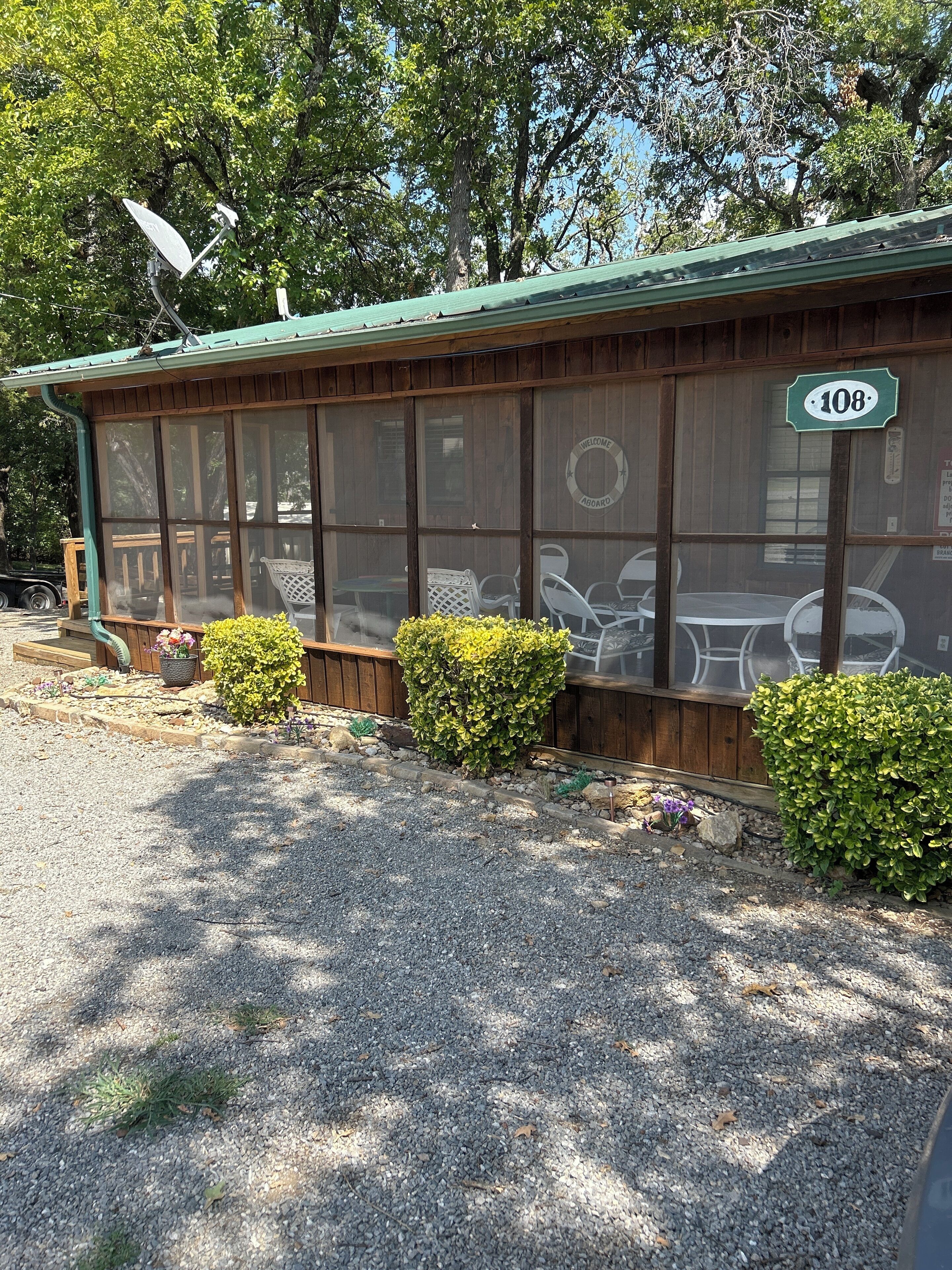Cozy Screened Porch 2-Bdrm Cabin-Lake Access,  Near Mill Creek Marina Boat Ramp.