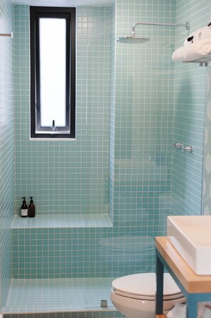 Junior-Apartment, Balkon, Stadtblick | Badezimmer | Dusche, Haartrockner, Handtücher, Shampoo