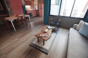 Junior appartement, balkon, uitzicht op stad | 1 slaapkamer, een strijkplank/strijkijzer