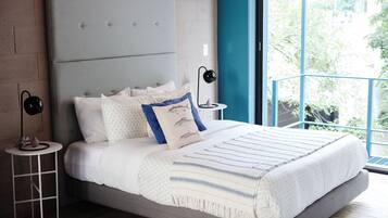 Apartamento junior, balcón, vistas a la ciudad | 1 dormitorio y tabla de planchar con plancha