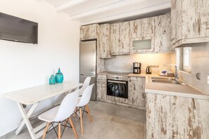 Fridge, oven, stovetop, coffee/tea maker
