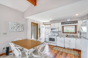 Réfrigérateur, micro-ondes, plaque de cuisson, lave-vaisselle