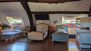 7 bedrooms, desk, iron/ironing board, travel cot