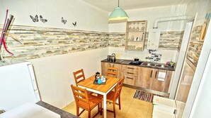 Coffee/tea maker, fridge, microwave, stovetop
