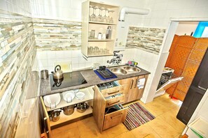 Réfrigérateur, micro-ondes, plaque de cuisson, lave-vaisselle