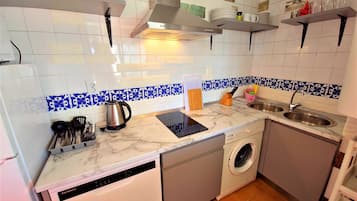 Réfrigérateur, micro-ondes, plaque de cuisson, lave-vaisselle
