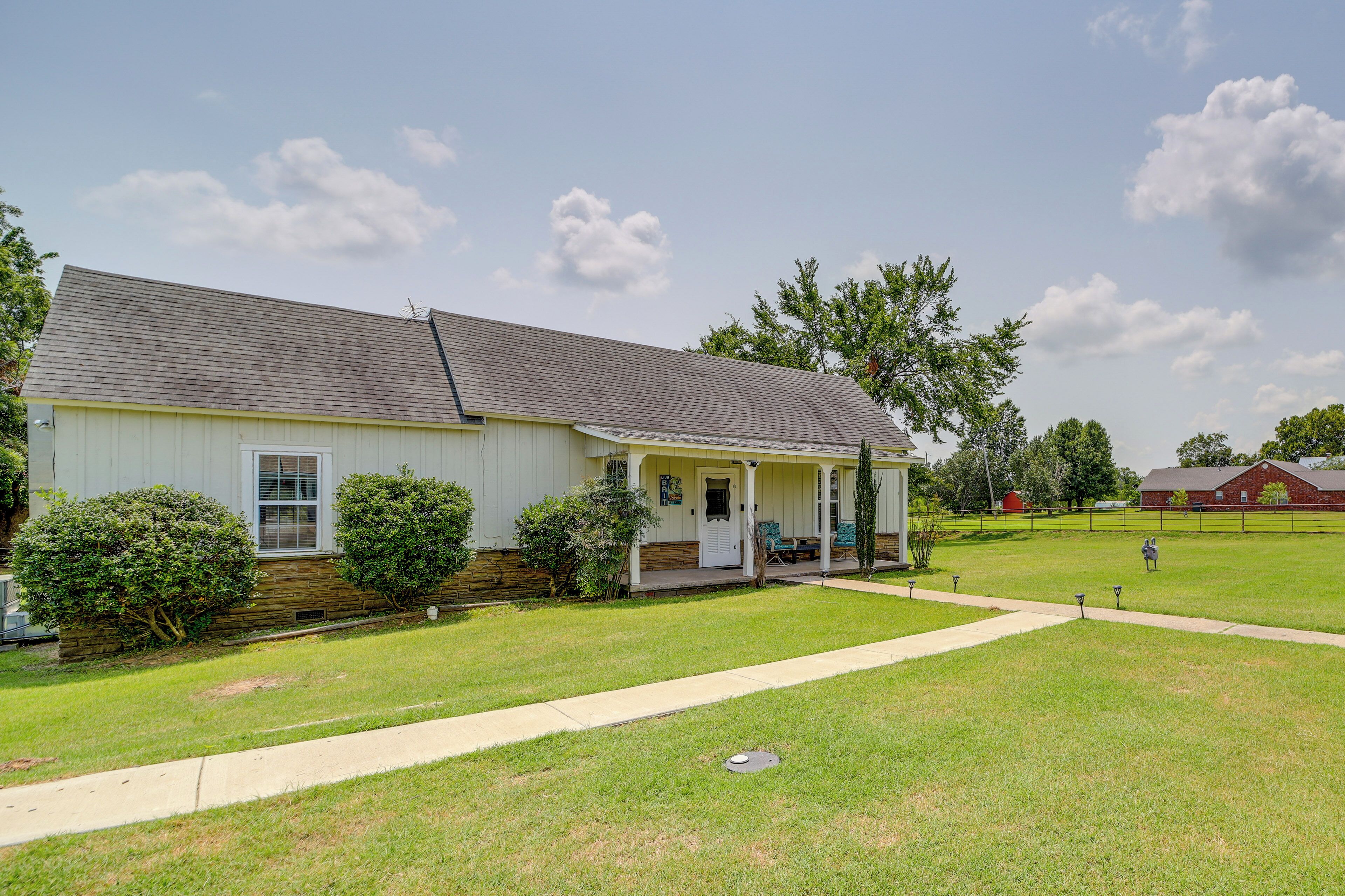 Eufaula Getaway w/ Patio, Walk to Beach + Marina!