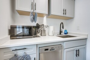 Réfrigérateur, four à micro-ondes, un four, lave-vaisselle