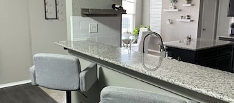 COLD AC! Relax in comfort at Spacious Simplicity-modern amenities with spa!