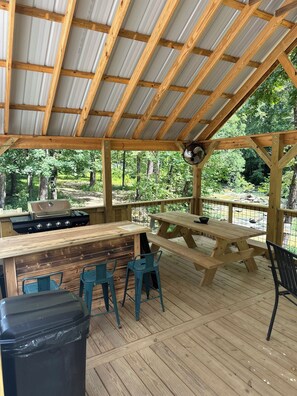Outdoor dining - Griffen Mill Properties Cabin #6  next to Uchee Creek.  WiFi and AC in  Salem Al (Salem)