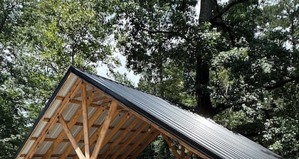 Griffen Mill Properties Cabin #6 next to Uchee Creek. WiFi and AC in Salem Al