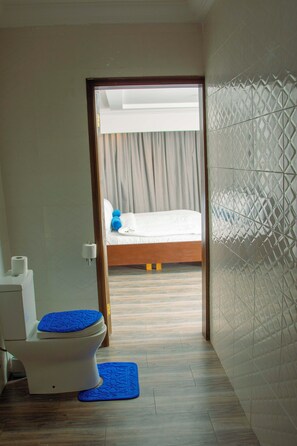 Deluxe Penthouse, City View | Bathroom | Shower, free toiletries, soap, toilet paper - Workview Suites by Pot of Gold (Accra)