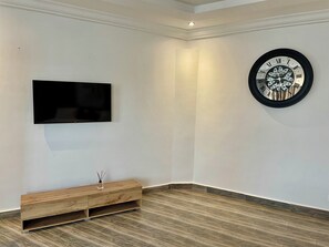 2 bedrooms, desk, laptop workspace, free WiFi - Workview Suites by Pot of Gold (Accra)