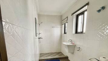 Shower, free toiletries, soap, toilet paper