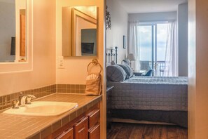 2 habitaciones, escritorio y tabla de planchar con plancha 
