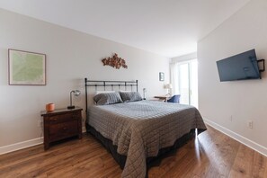 2 Schlafzimmer, Schreibtisch, Bügeleisen/Bügelbrett, Reisekinderbett