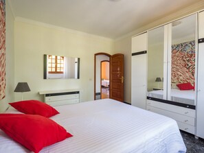 5 slaapkamers, een strijkplank/strijkijzer, gratis wifi, beddengoed