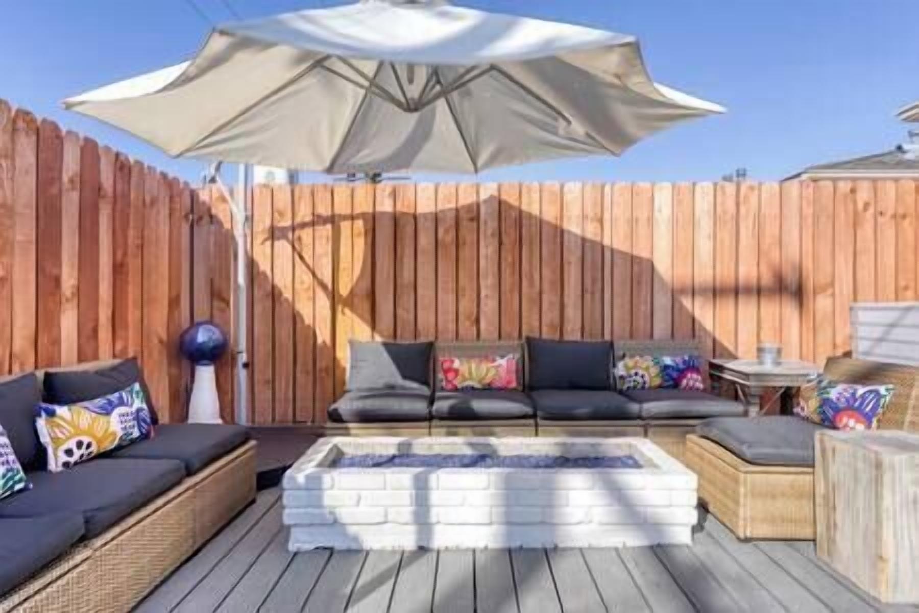 Belmont Shore! Private deck, walk to 2nd St/Beach