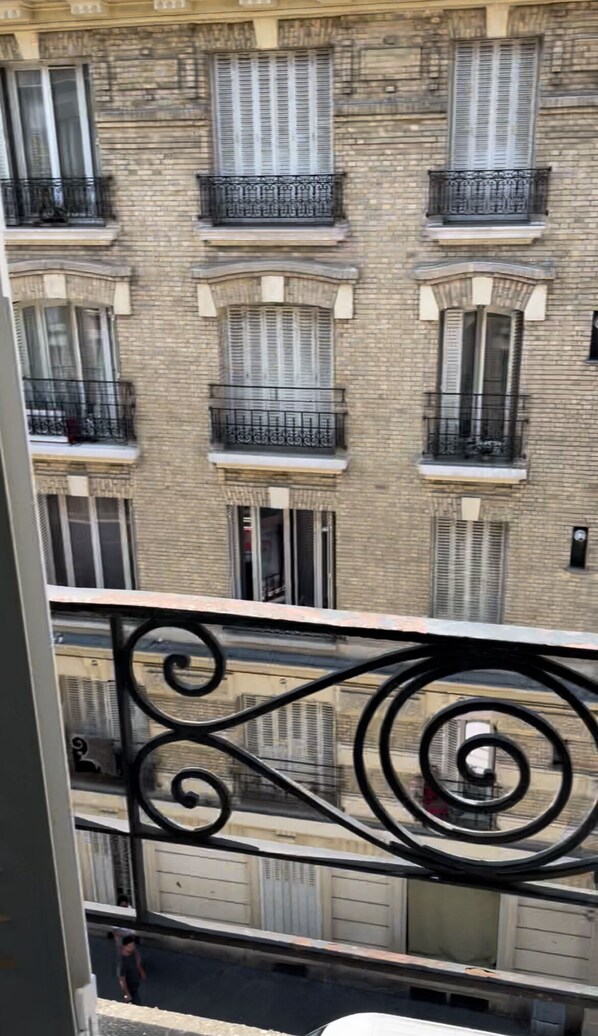 Property grounds - Newly renovated apartment glistening in white, a haven of peace. (Pantin)