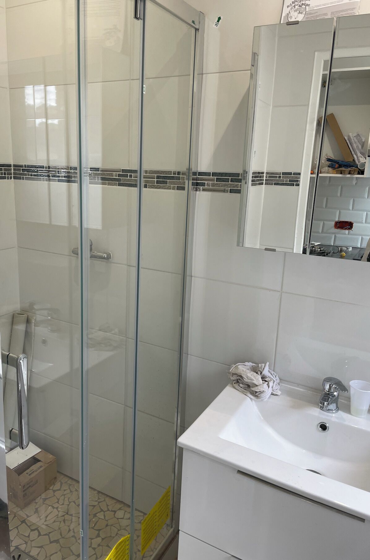 Douche, serviettes fournies, savon, papier toilette