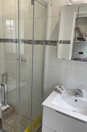 Dusche, Handtücher, Seife, Toilettenpapier