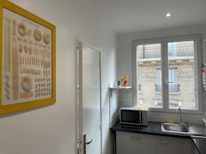 Fridge, microwave, coffee/tea maker - Newly renovated apartment glistening in white, a haven of peace. (Pantin)