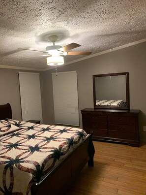 WiFi, bed sheets - Prime Location Spacious Mobile Home PCB - Walk to Attractions, Skip the Traffic! (Panama City)